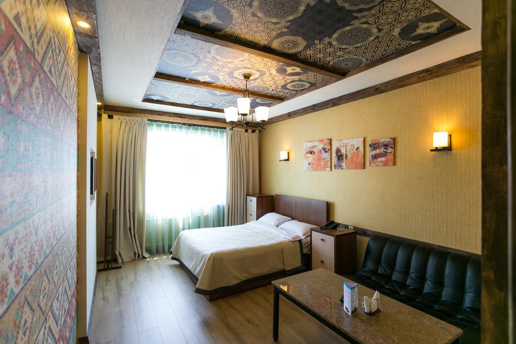Delphin Guest House Bishkek Exterior photo